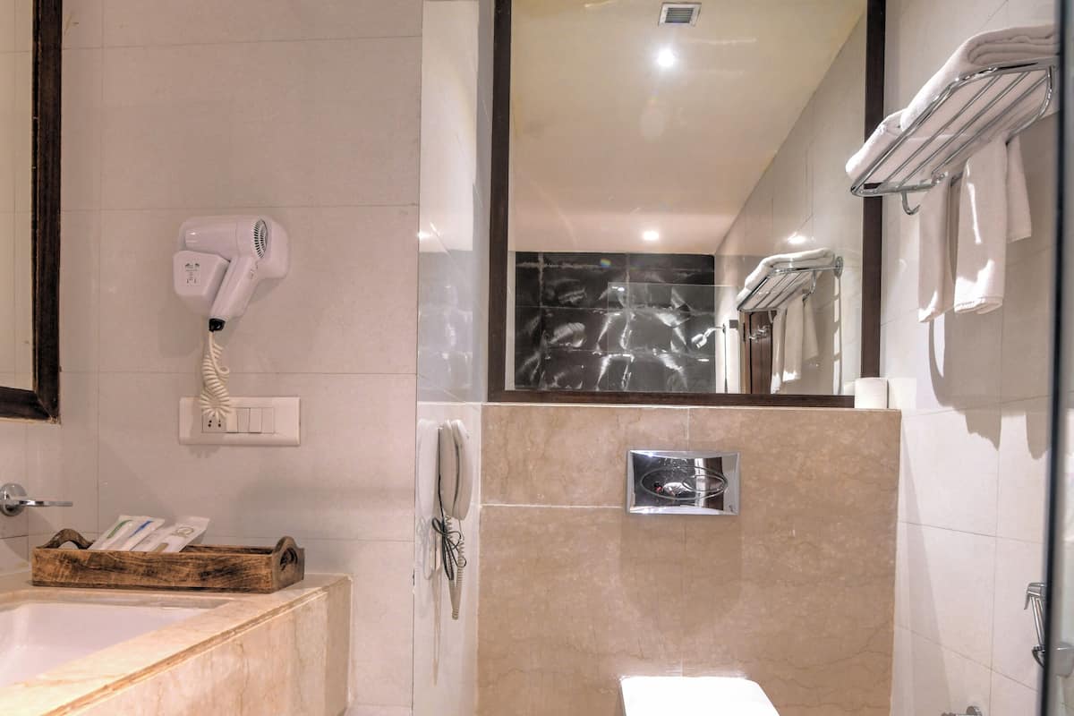Premier Double Room | Bathroom | Combined shower/tub, rainfall showerhead, free toiletries, hair dryer