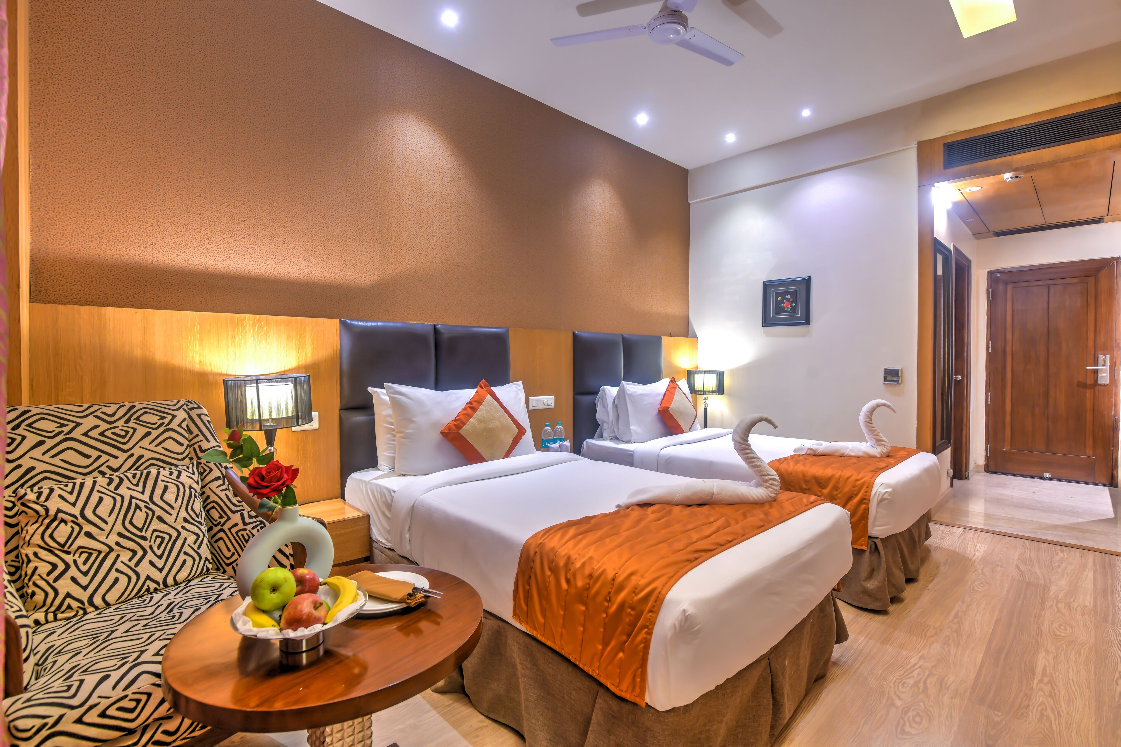 1 غرفة نوم وأغطية فراش متميزة ومكتب ومساحة عمل للكمبيوتر المحمول