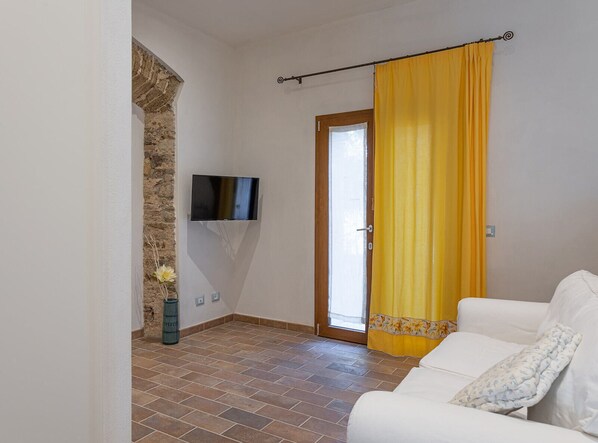 Condo | Sala de estar | Televisión LCD de 32 pulgadas con canales vía satélite y televisión 