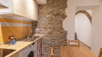 Appartamento | Cucina privata | Frigorifero con congelatore, microonde, piano cottura, tostapane
