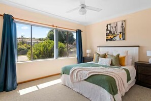 3 bedrooms, desk, iron/ironing board, free WiFi