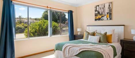 3 bedrooms, desk, iron/ironing board, free WiFi