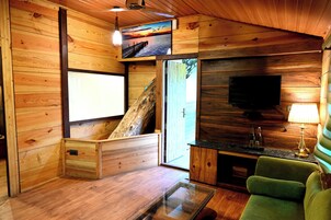 Colchones Select Comfort, escritorio y tabla de planchar con plancha 