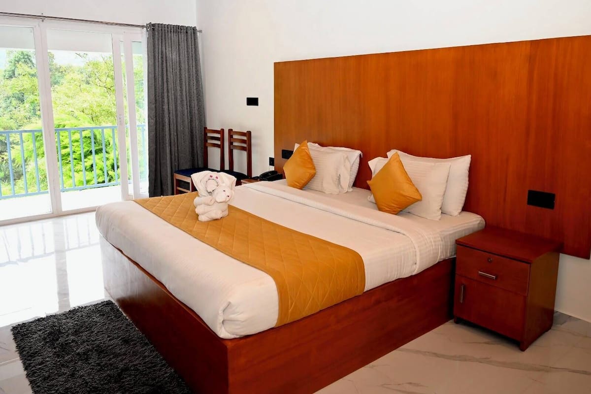 Quarto superior, sacada, vista para a colina | Camas Select Comfort, escrivaninha, ferros/tábuas de passar roupa