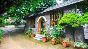 Rúm með Select Comfort dýnum, skrifborð, straujárn/strauborð