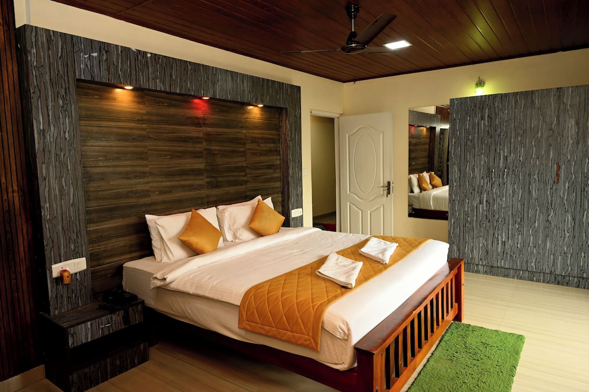 Deluxe Room | 1 bedroom, Select Comfort beds, desk, iron/ironing board