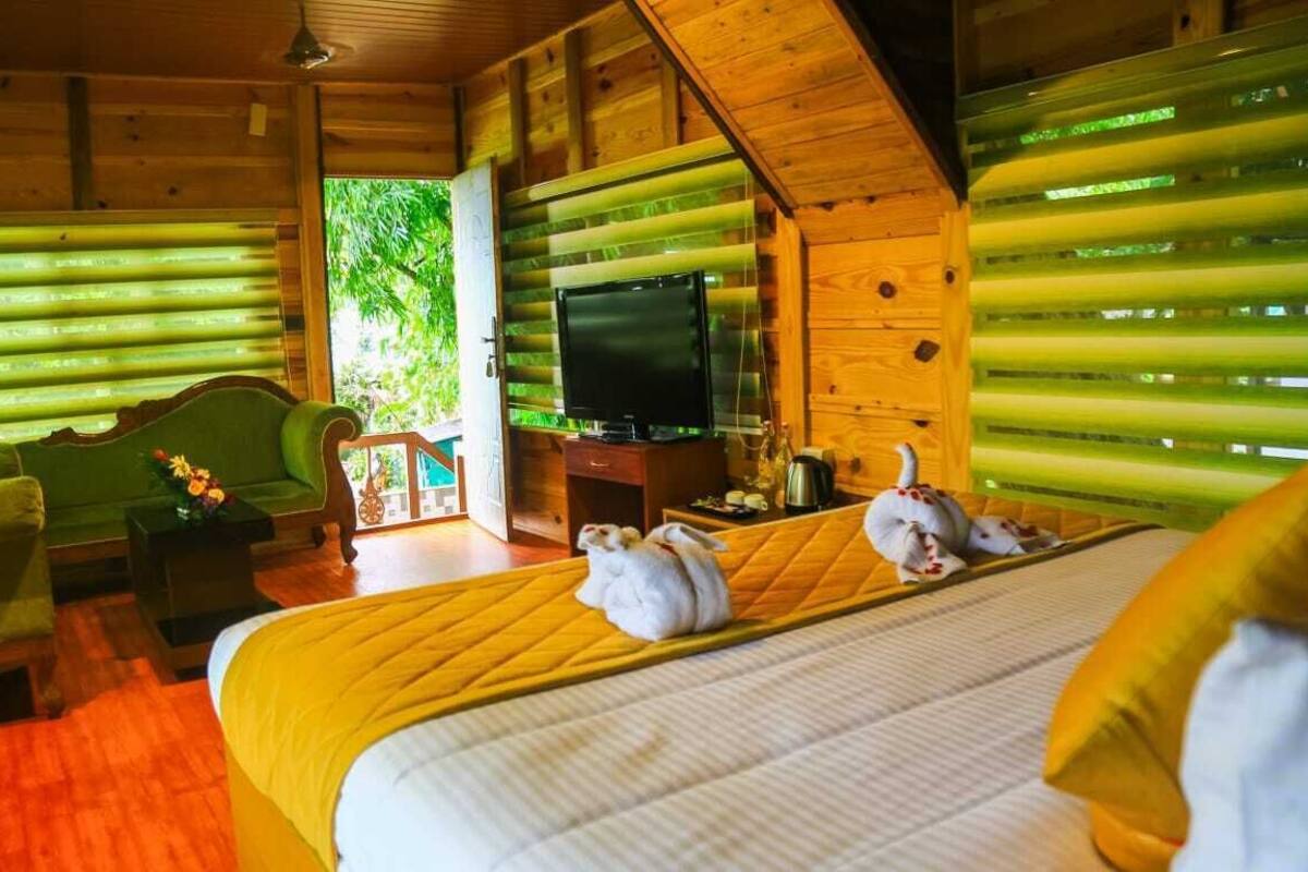 Casa na árvore superior | Camas Select Comfort, escrivaninha, ferros/tábuas de passar roupa