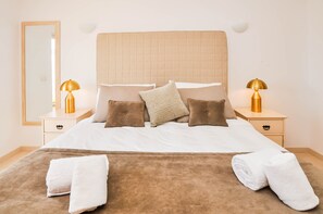 2 chambres, coffres-forts dans les chambres, fer et planche à repasser