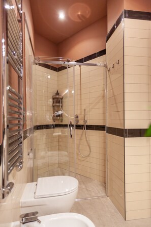 Doccia, asciugacapelli, bidet, asciugamani