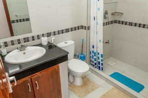 Appartement | Badkamer | Een douche, een regendouche, gratis toiletartikelen, pantoffels