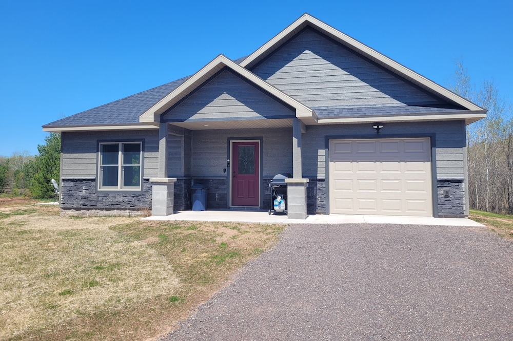 New private house with fiber optic internet near DT/MTU/golf course/shopping.