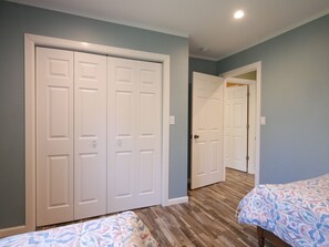 2 habitaciones, escritorio, tabla de planchar con plancha y wifi gratis
