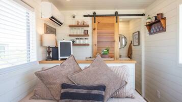 1 dormitorio, tabla de planchar con plancha, wifi y ropa de cama