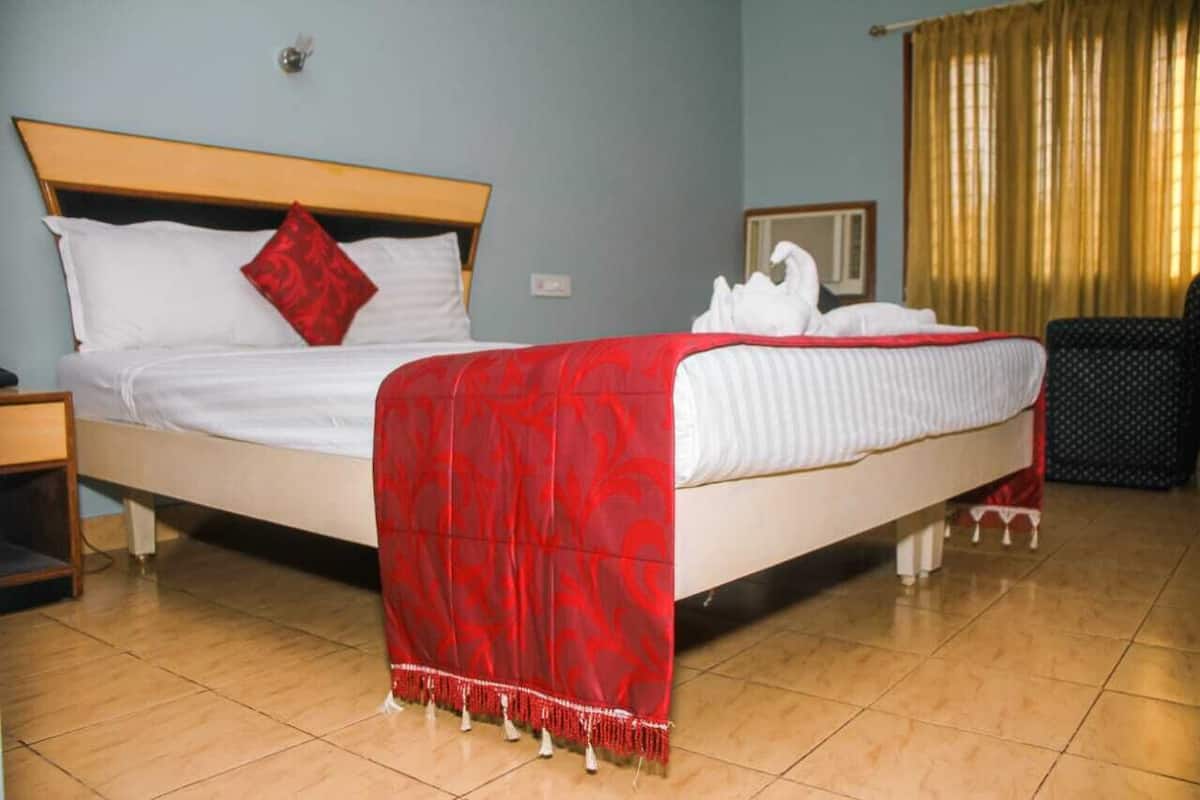 Luxury Room | Individually furnished, blackout curtains, free WiFi, bed sheets