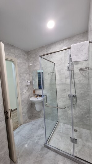 Shower, rainfall showerhead, free toiletries, hair dryer - GG ApartHotel (Batumi)