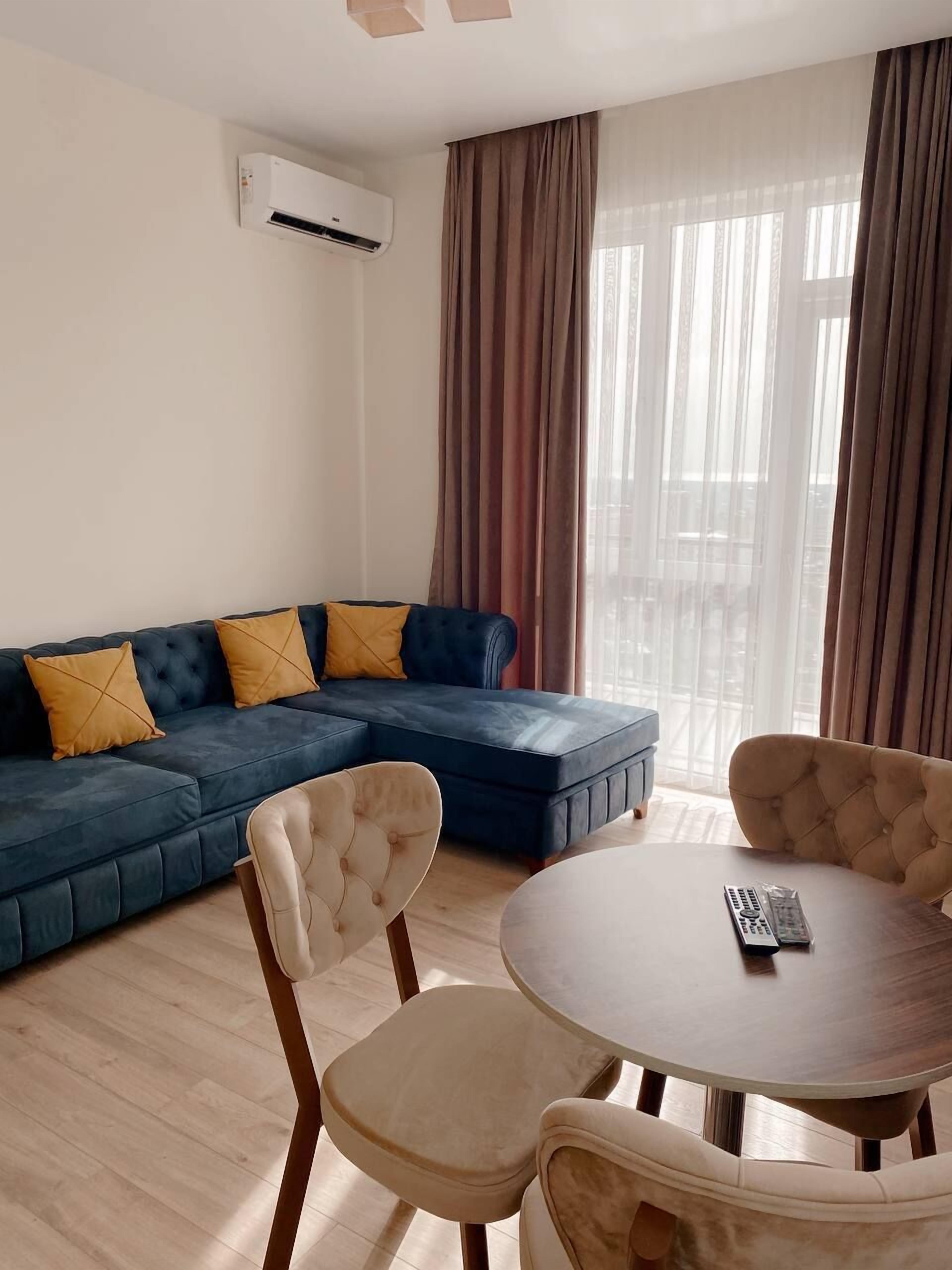 Executive Suite | Minibar, iron/ironing board, rollaway beds, free WiFi