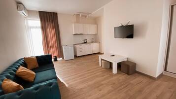 Junior Double Room | Minibar, iron/ironing board, rollaway beds, free WiFi