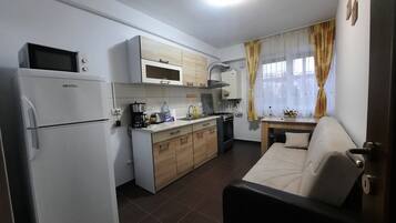 Jääkaappi, mikroaaltouuni, uuni, kahvin-/teenkeitin