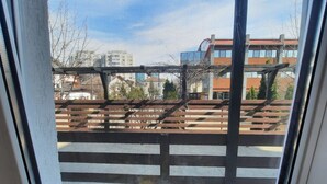 Ein Fenster mit Blick auf ein Gebäude und einen Zaun.