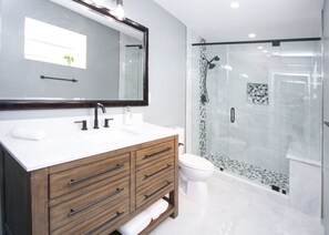 Dusche, Haartrockner, Handtücher, Seife