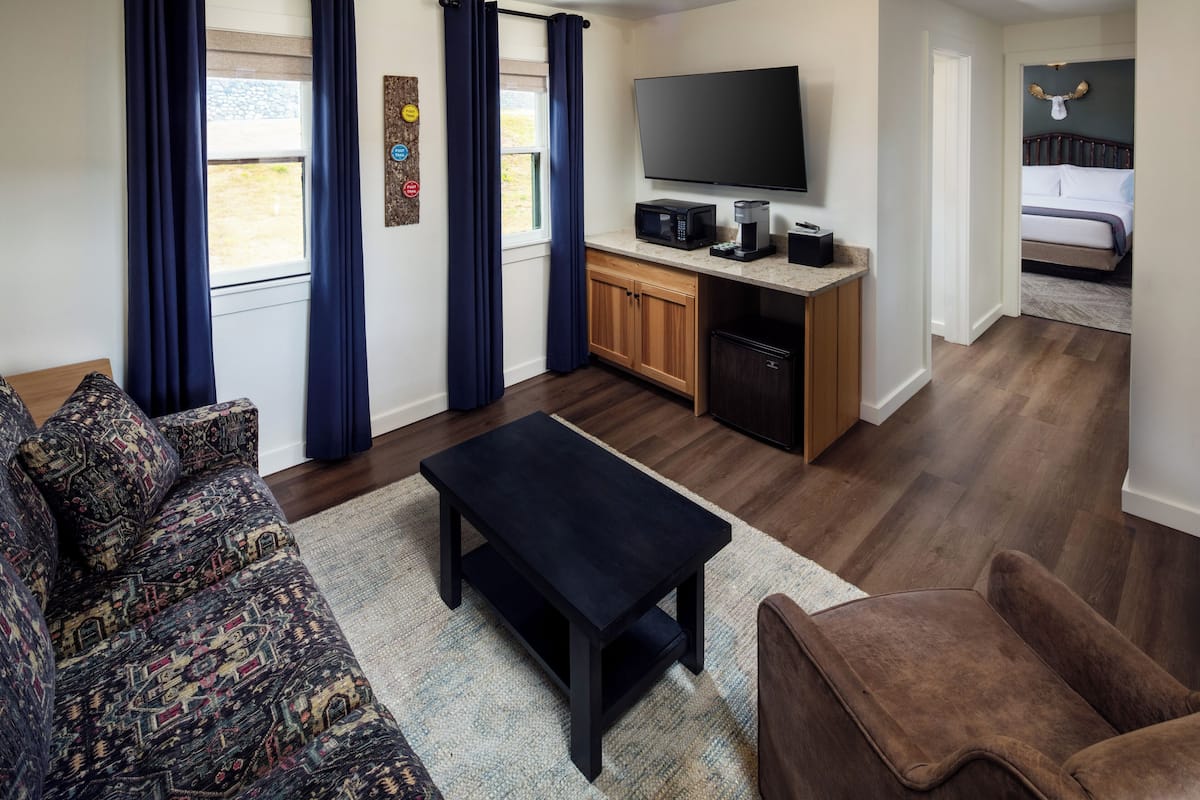 Suite, 1 Katil Ratu (Queen) dengan Katil Sofa | 2 bilik tidur, seterika/papan seterika, Wi-fi percuma, cadar katil