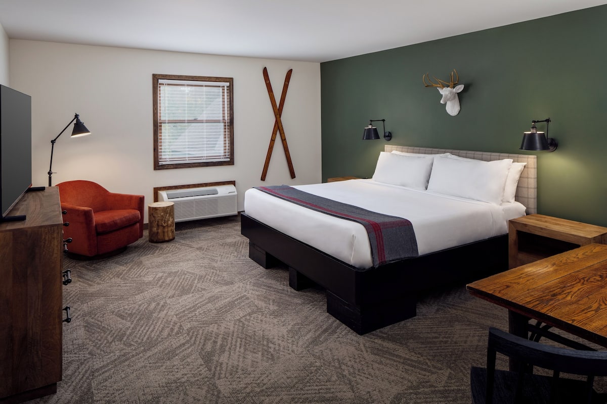 Hypo-allergenic bedding, iron/ironing board, free WiFi, bed sheets