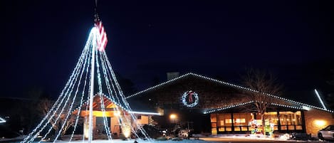 Ein Gebäude mit verschneitem Gelände, einem Fahnenmast mit der US-amerikanischen Flagge und einem Kranz an der Vorderseite.