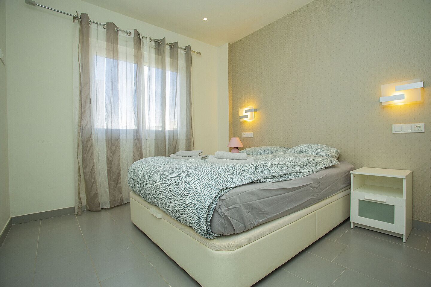 2 slaapkamers, een strijkplank/strijkijzer, gratis wifi, beddengoed