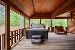 Terrace/patio - Rising Sun- 3 bedrooms w/ Hottub (Broken Bow)