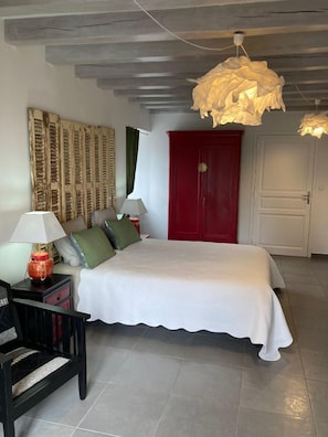 Soundproofing, free WiFi