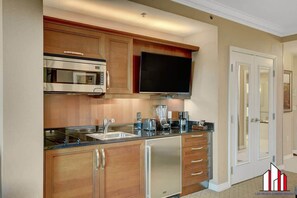 Refrigerador, microondas, parrilla de estufa y cafetera y tetera 