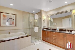 Regadera, secadora de cabello, toallas, jabón 