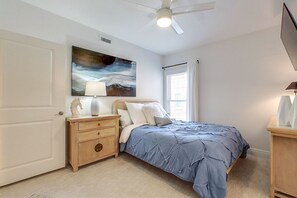 2 عدّة غرف نوم وخدمة الإنترنت وملاءات أسرّة