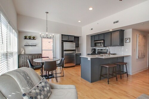 Very Nice 2 bed/2bath in FABULOUS location!!!!