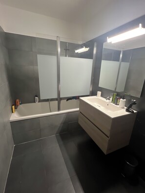 Serviettes fournies, papier toilette