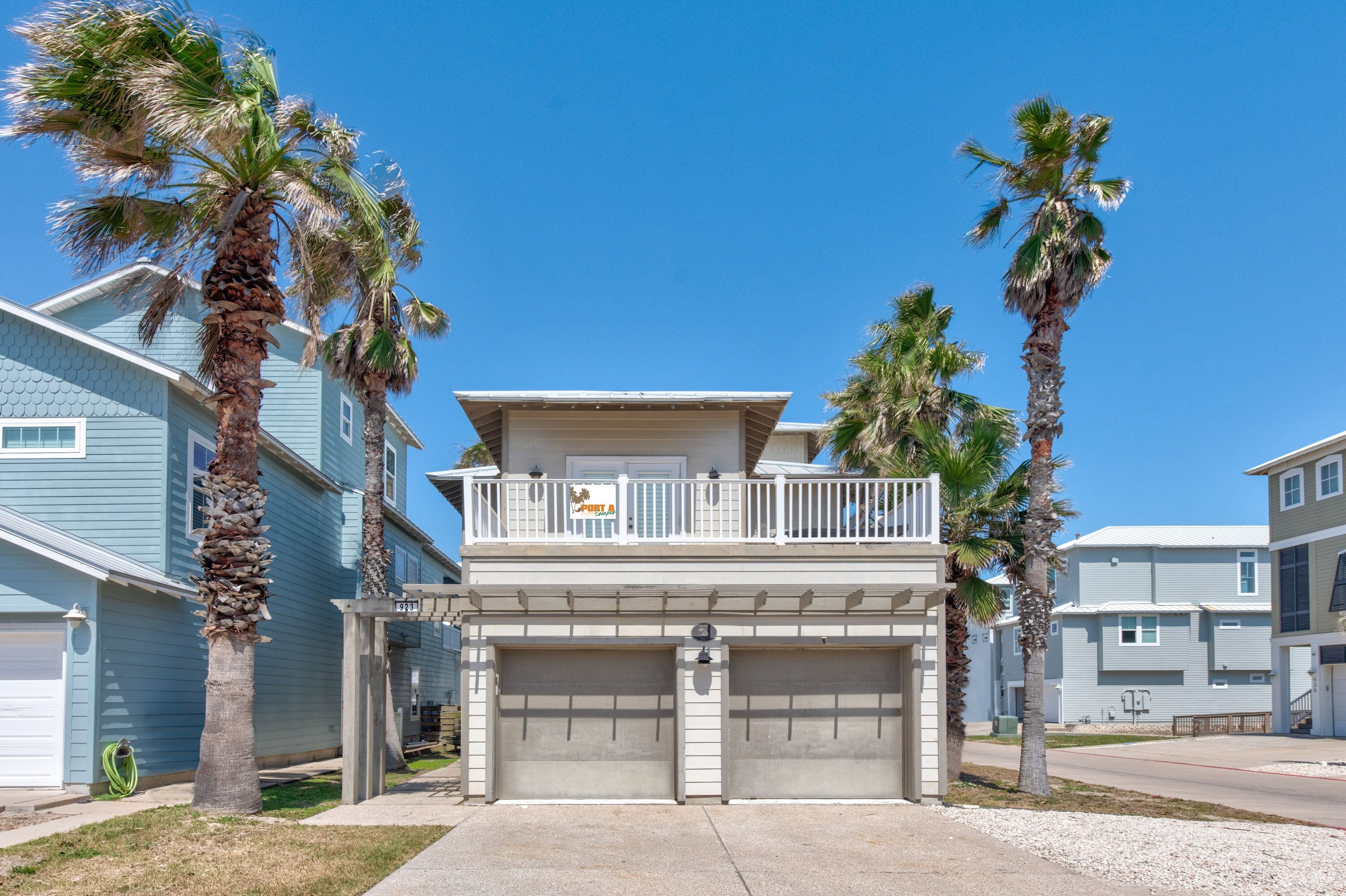 Sleeps 10, 3br/3.5ba, easy walk to the beach!