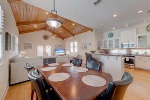 Dining - Beautiful coastal home with beach views, easy walk to the beach! (Port Aransas)