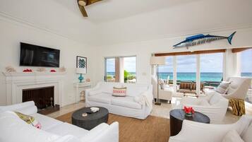 Casa, 4 habitaciones | Área de sala de estar | Smart TV