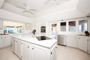 Maison, 4 chambres | Cuisine privée | Réfrigérateur, four, cafetiÚre/bouilloire, grille-pain