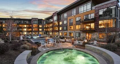 Mountain Modern 3 Bedroom Deluxe Condo, Sleeps 10! by RedAwning - Save 20% on 7+ Nights!