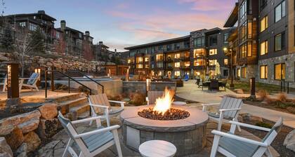 Mountain Modern 3 Bedroom Deluxe Condo, Sleeps 10 by RedAwning