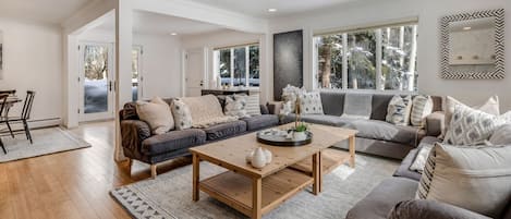 Smart TV, fireplace, stereo, offices