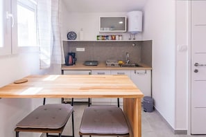 Fridge, stovetop, coffee/tea maker
