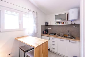 Fridge, stovetop, coffee/tea maker