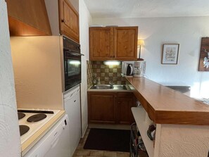 Fridge, microwave, oven, coffee/tea maker