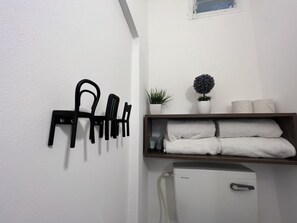 Regadera, amenidades de baño gratuitas, toallas 