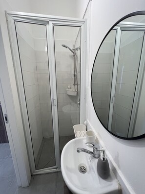 Dusche, kostenlose Toilettenartikel, Handtücher