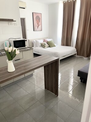 Penthouse urbano, balcón | Escritorio, espacio para trabajar con laptop y wifi gratis 