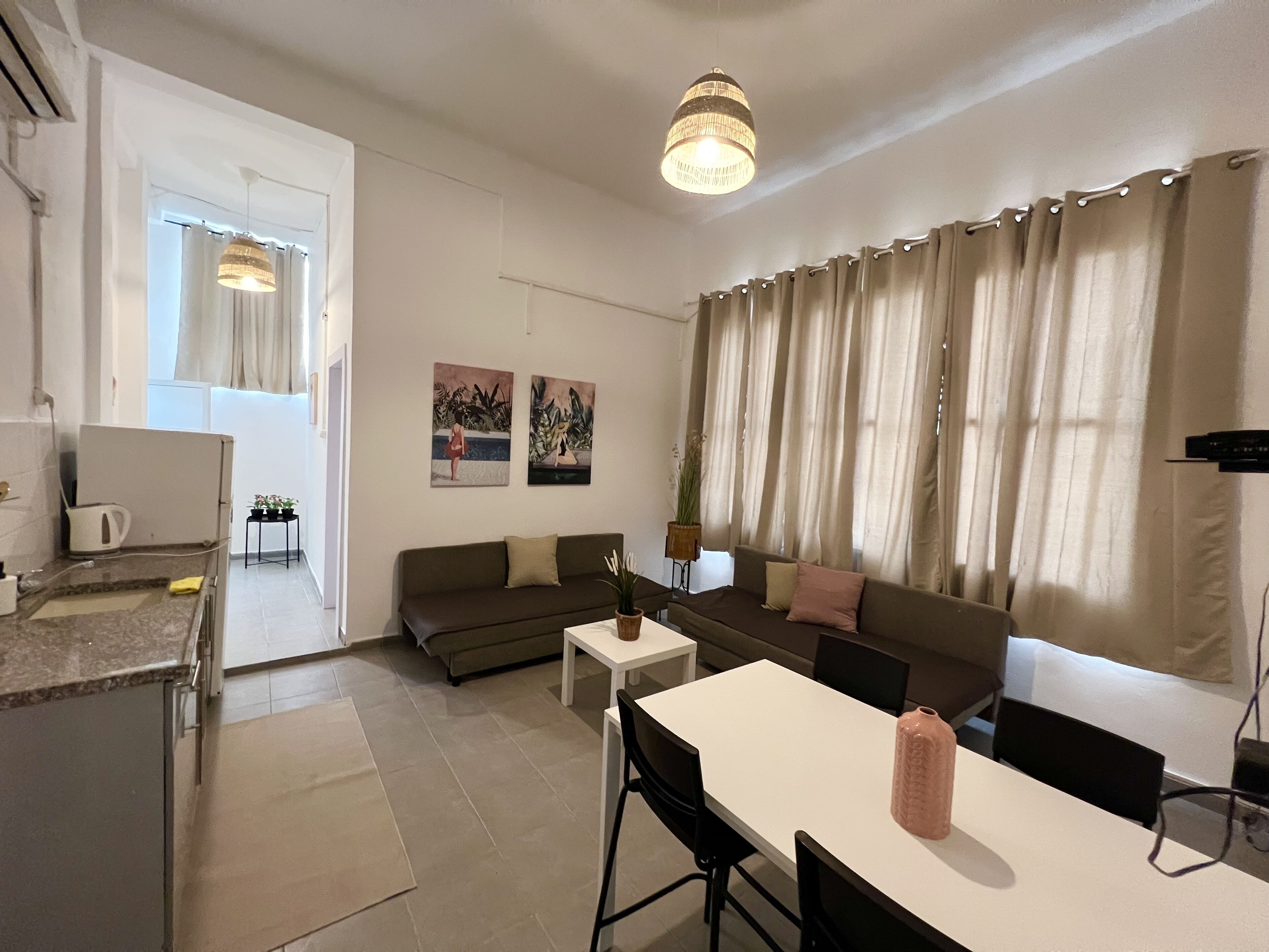 City-Apartment, 2 Schlafzimmer | Wohnzimmer | 42-Zoll-Flachbildfernseher mit Digitalempfang, Fernseher, Netflix