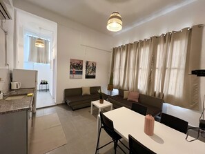 Departamento urbano, 2 habitaciones | Sala de estar | Televisión de pantalla plana, Netflix y servicios de streaming 